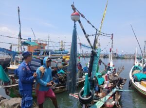 Cegah Laka Laut Satpaolairud Polres Situbondo Himbau Nelayan Tingkatkan Kewaspadaan