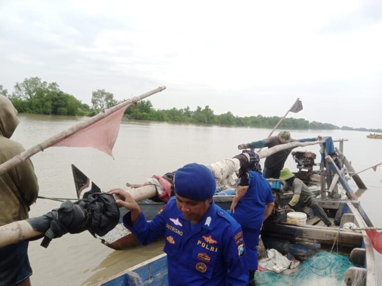 Polisi Sidoarjo bersama Warga Pesisir Bersihkan Sampah 