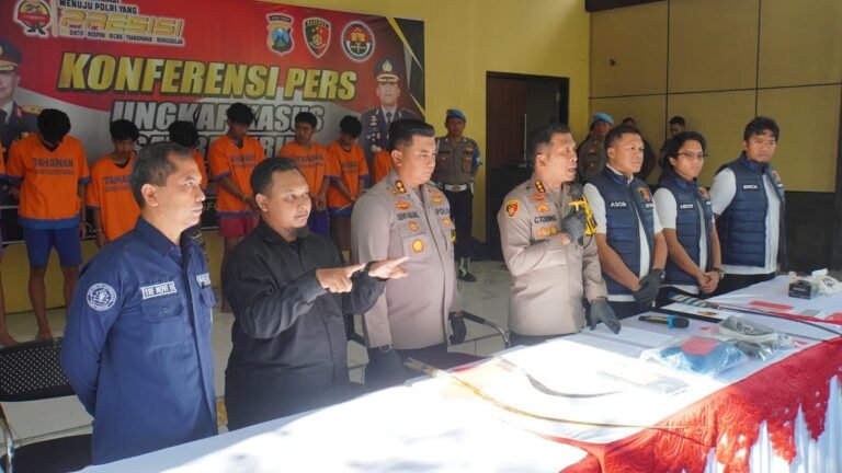 Berkonvoi sambil bawa Sajam, Langsung Bacok dan bawa kabur Sepeda motor milik korban.