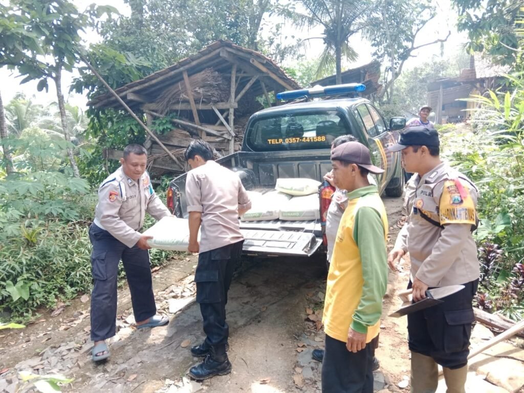 Polres Pacitan Peduli, Warga Penyandang Cacat Terima Bantuan Renovasi Dapur 