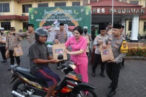 Semarak Ramadhan, Polres Pasuruan Bagi Takjil Gratis ke Pengendara