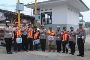 Ramadhan Berkah, Satlantas Polres Kediri Kota Berbagi Untuk Relawan Penjaga Perlintasan Kereta Api