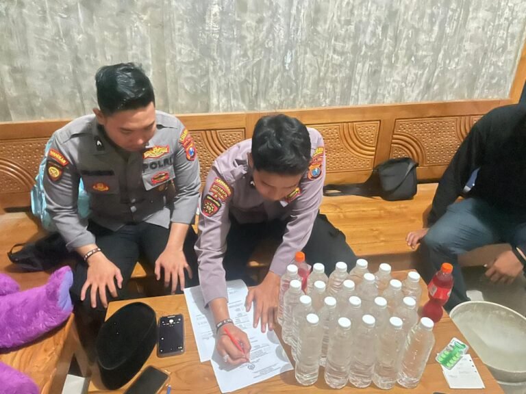 Gelar Operasi Pekat, Polres Situbondo Berhasil Amankan Puluhan Botol Miras 