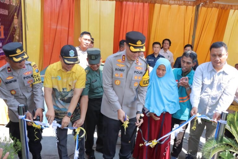 Polri Peduli, Polres Lamongan Salurkan Bantuan Bedah Rumah untuk Warga 