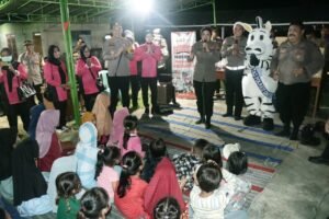 Tiba di Pulau Bawean, Kapolres Gresik langsung Hibur Anak-Anak Korban Gempa 