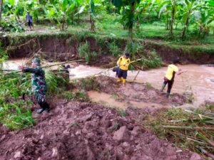 Sinergitas Tiga Pilar Bersihkan Material Longsor di Jombang, Sungai Kali Maling Kembali Mengalir