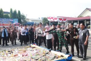 Polres Kediri Musnahkan BB Ribuan Botol Miras, Pil Narkoba dan Knalpot Brong