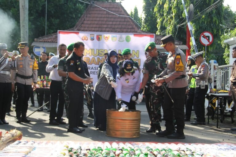 Polres Kediri Kota Musnahkan Puluhan Ribu Botol Miras dan Narkoba