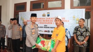 Polres Kediri Kota Salurkan Zakat Pada Warga Yang Berhak Menerima