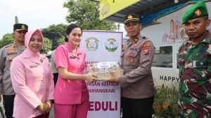 Kapolres Kediri Kota Beserta Ketua Bhayangkari Kunjungi Pos Pam dan Pos Yan, Berikan Motivasi Pada Personel Ops Ketupat