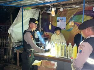 Operasi Pekat: Puluhan Botol Miras di Angkringan Disikat Tim Samapta Polres Kediri Kota