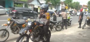 Kapolres Kediri Kota pimpin langsung pengamanan arus lalu lintas pada H+2 Lebaran 2024 di beberapa penggal jalan wilkum Polres Kediri Kota
