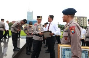Hari Kesadaran Nasional, Kapolda Jatim Kembali Beri Penghargaan Anggota Berprestasi