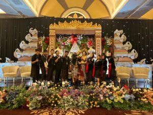 Kenangan Manis Wedding Organizer usung konsep wedding trandisional modern Jawa Bali di Hotel Wyndham Surabaya