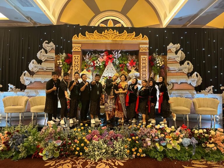 Kenangan Manis Wedding Organizer usung konsep wedding trandisional modern Jawa Bali di Hotel Wyndham Surabaya