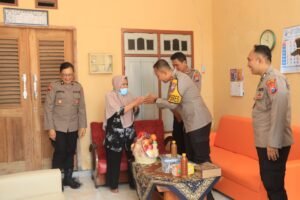 Kapolres Kediri Kota Anjangsana ke Rumah Personel yang Sakit Menahun