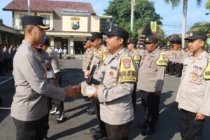 Kapolres Kediri Kota Serahkan Alkom HP Lek 11 Motorola: Langkah Maju dalam Pelayanan Kepolisian