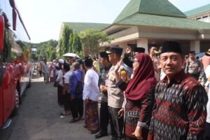 Kapolres Kediri Kota Bersama Forkopimda Lepas Calon Jemaah Haji Kota Kediri