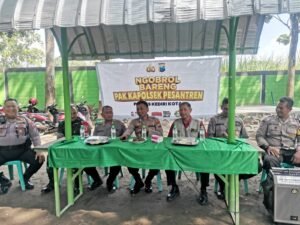 Kapolsek Pesantren Polres Kediri Kota Ngobrol Bareng Ajak Jaga Kamtibmas Ke Warga Masyarakat