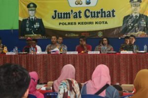 Jumat Curhat, Polres Kediri Kota Gelar Bakti Sosial Dan Bakti Kesehatan di Desa Sidomulyo