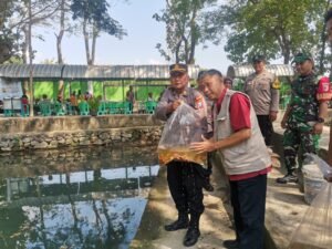 Polisi Tebar Benih Ikan Tombro di Tempat Wisata Sumber Soyo Indah