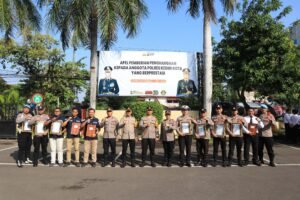 Capai Rangking Sepuluh Besar Pengisian Aplikasi SPIT dan Peringkat 5 Manjemen Media , Tiga Personel Humas Polres Kediri Kota Diganjar Penghargaan Dari Kapolres Kediri Kota