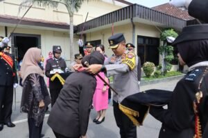 Tradisi Pedang Pora Warnai Wisuda Purna Bhakti Personel Polres Kediri Kota