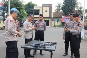 Polres Kediri Kota Mendadak Periksa HP Anggota, Ada Apa?!!!