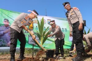 Bakti Sosial Peduli Lingkungan, Polres Kediri Kota Tanam Pohon Dalam  Rangka Hari Bhayangkara Ke – 78