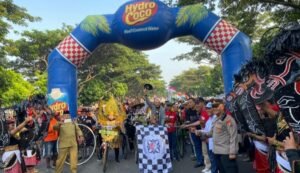 Laksanakan Pam dan Gatur Lalin, Polsek Ngasem Pastikan Keselamatan Peserta Ngonthel Bareng Mas Bup dan KOSTI