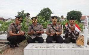 Kapolres Kediri Kota Pimpin Ziarah Makam Pahlawan dalam Rangka Hari Bhayangkara ke-78