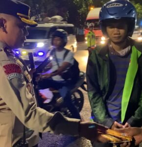 Cegah Tawuran Gangster Curanmor Jambret Polisi Gelar Operasi Di Depan Makam Rangka