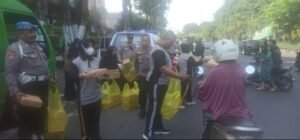 Seusai Berhasil Tangkap Pelaku Curanmor Polsek Simokerto Beraksi Kembali Bagikan 200 Nasi Kotak Ke Masyarakat