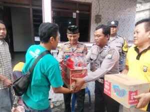 Kapolsek Pesantren Berikan Bantuan Pada Keluarga Korban Kebakaran Di Pakunden