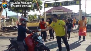 Jumat Berkah Polsek Ngasem Bagikan Nasi Bungkus kepada Masyarakat