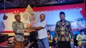 Puncak Acara Bersih Desa, Pemerintah Desa Sambirejo Gelar Wayang Kulit Dengan Lakon “Pandawa Syukur”
