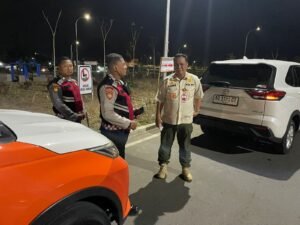 Personel Sat Samapta Polres Kediri Kota Laksanakan Pendampingan Penertiban PKL Di Bandara Dhoho