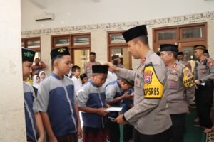 Memperingati Hari Asyura 10 Muharram 1446 H, Kapolres Kediri Kota Santuni Anak Yatim