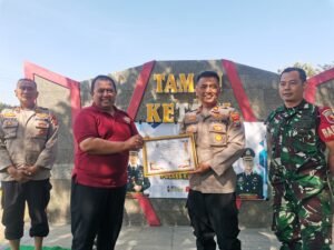 Polsek Pesantren Di Ganjar Piagam Penghargaan Dari Kelurahan  Ketami