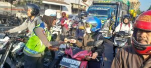Pengguna Jalan Tertib Berlalu Lintas, Polres Kediri Kota Bagikan Coklat