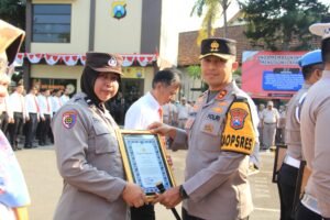 Kapolres Kediri Kota Beri Penghargaan Kepada Personel Yang Berprestasi dan Mitra Polres Yang Membantu Tugas Polri