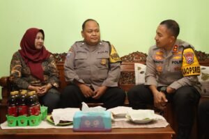 Anjangsana Kapolres Kediri Kota Berikan Motivasi Kepada Personel Yang Sakit Menahun