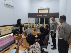 Difasilitasi Polisi Buat SIM di Polres Kediri Kota, Penyandang Disabilitas Merasa Senang