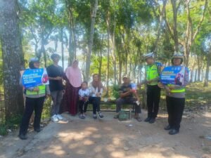 Sambangi Wisatawan, Satlantas Polres Malang Sampaikan Edukasi Keselamatan Berlalu Lintas
