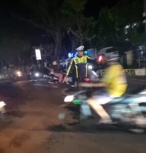 ANGGOTA SAT LANTAS POLRES KEDIRI LAKSANAKAN GIAT PENGAMANAN PERSIK BERSOLAWAT DI DEPAN KANTOR DISHUB KAB. KEDIRI