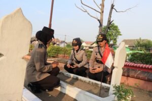 Rangkaian HUT Ke – 76 Polwan, Polwan di Kota Kediri Peringati Dengan Ziarah Makam Pahlawan