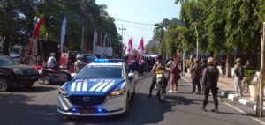 Polres Kediri Kota Amankan Jalanya Kirab Bendera Merah Putih Raksasa Jelang Perayaan HUT RI ke -79