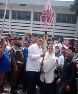 Pecah Kendil Warnai Pendaftaran Pasangan “DEWA” Sebagai Calon Bupati dan Wakil Bupati Kabupaten Kediri Pada Pilkada 2024