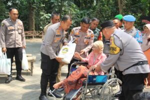 Cangkrukan Dengan Warga di Tosaren, Kapolres Kediri Kota Berpesan Jaga Kamtibmas Jelang Pilkada