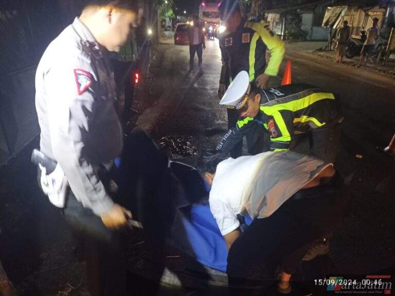 Gercep Kasatlantas Polres Kediri Kota Datangi dan Olah TKP Laka Tunggal